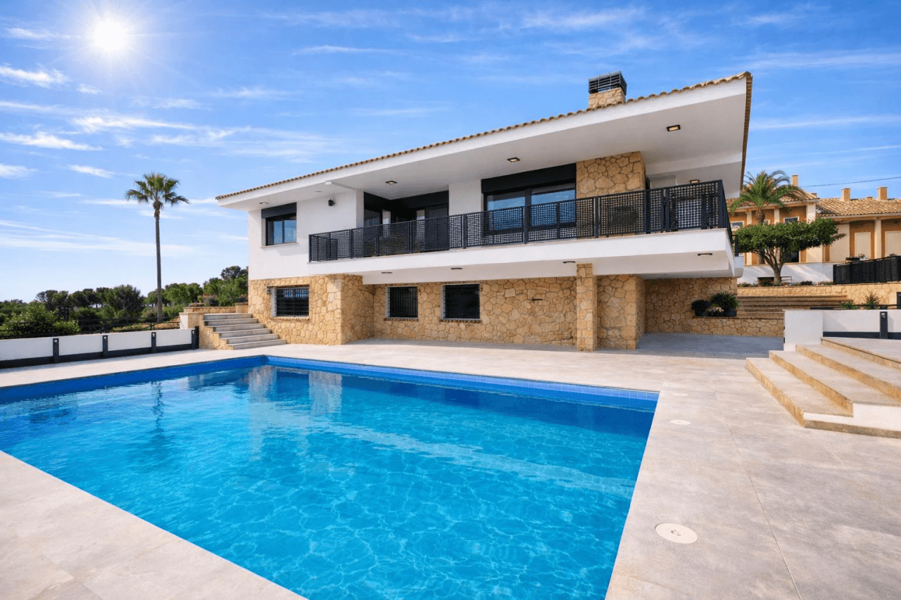 Chalet en venta en La Nucía, Barranco Hondo con piscina y 4 habitaciones