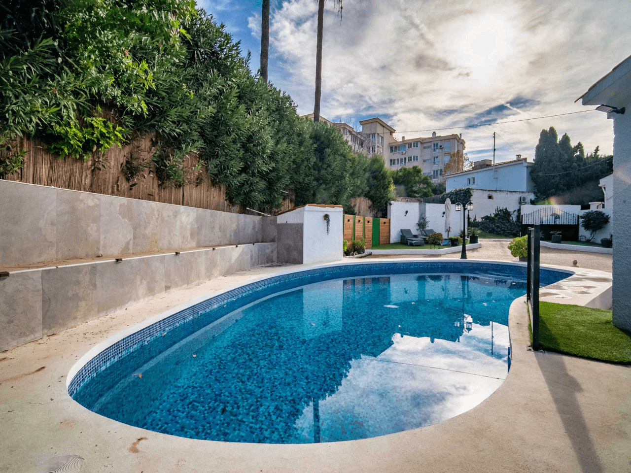 Villa Junto al Mercadillo con Caseta de Invitados en Albir