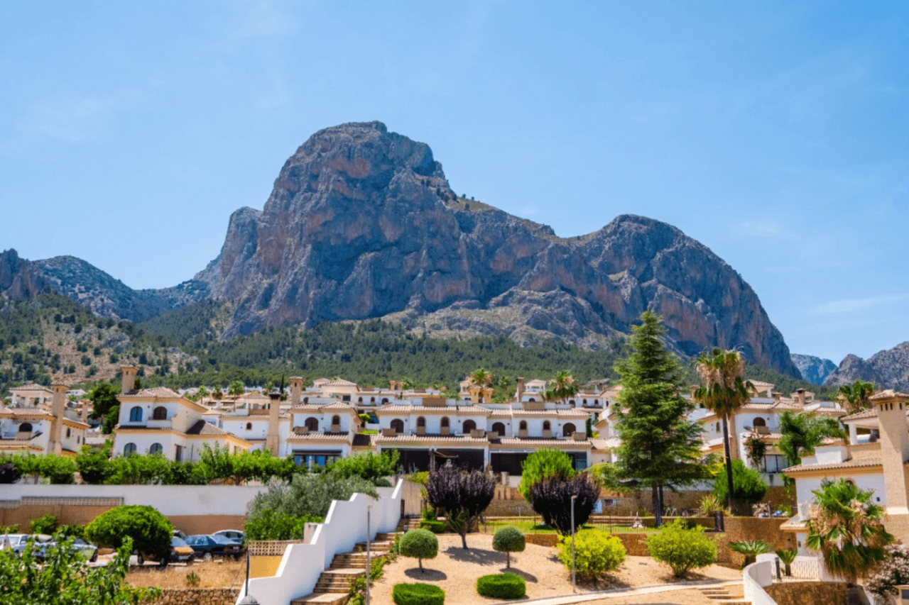 Villa en Venta Polop: 3 dormitorios y piscina privada